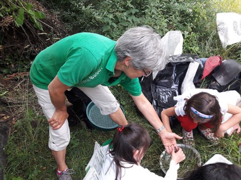Eine Kompostberaterin gibt einen Kompostkurs an einem Kindergarten. Foto: Edith Egli
