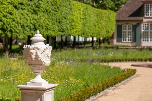 Barocker Garten mit Vase im Vordergrund
