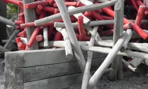 Symbolbild: Bildausschnitt Spielplatz Erlenmatt, ineinander verkeilte Holzstäbe in rot und weiss