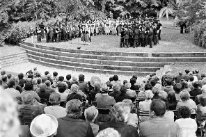 Historische Aufnahme: volkstümliches Konzert im Gartentheater mit Trachtenverein auf der Bühne und grossem Publikum 