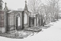Reihe mit historischen Grabdenkmälern im Winter
